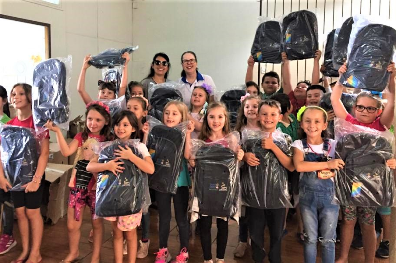 MOCHILAS E UNIFORMES AOS ALUNOS 
